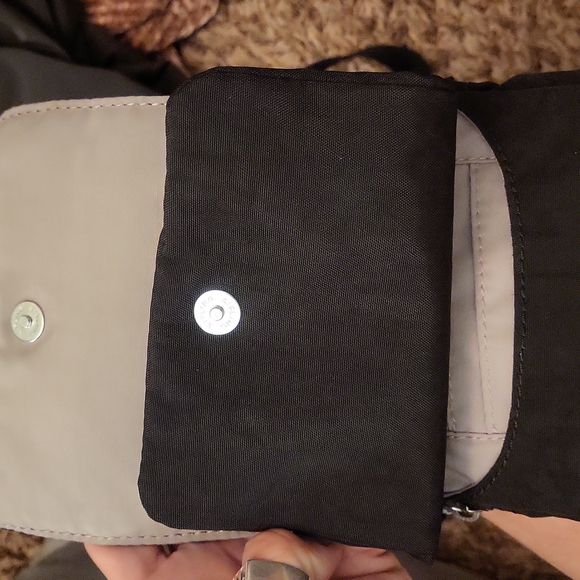 *WOMANS BAG*THIS CUTE KIPLING CROSS BODY W DAVINA THE KEYCHAIN LOTS OF SPACE. - Picture 4 of 5